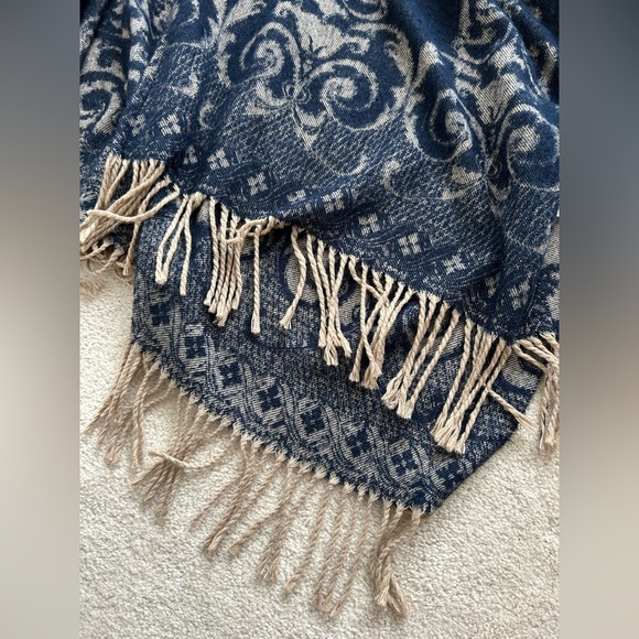 Abercrombie & Fitch Poncho - Picture 3 of 4